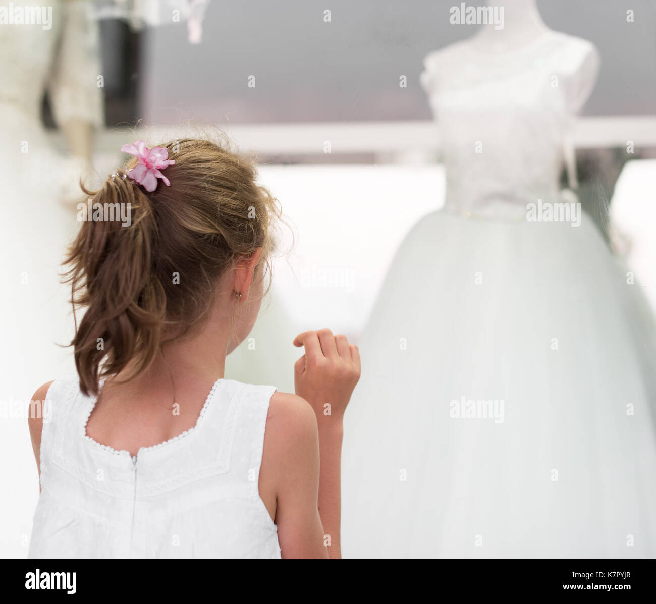 Niña mirando vestidos de novia fotografías e imágenes de alta resolución -  Alamy