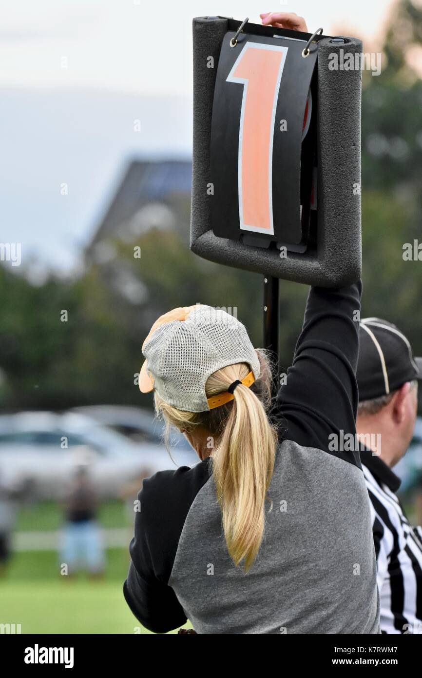 Mujer sosteniendo el marcador en el partido de fútbol Foto de stock