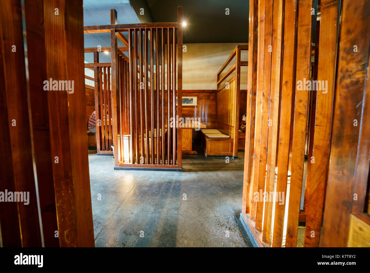 Los angeles, sep 9: estilo japonés de madera vista desde el interior de un restaurante en sep 9, 2017 en los angeles, California, EE.UU. Foto de stock