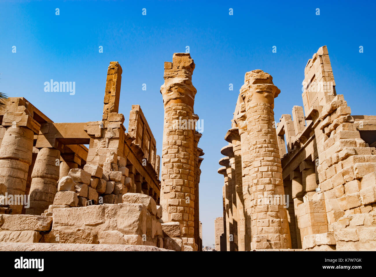 Columnas de jeroglíficos egipcios en Luxor, Egipto Foto de stock