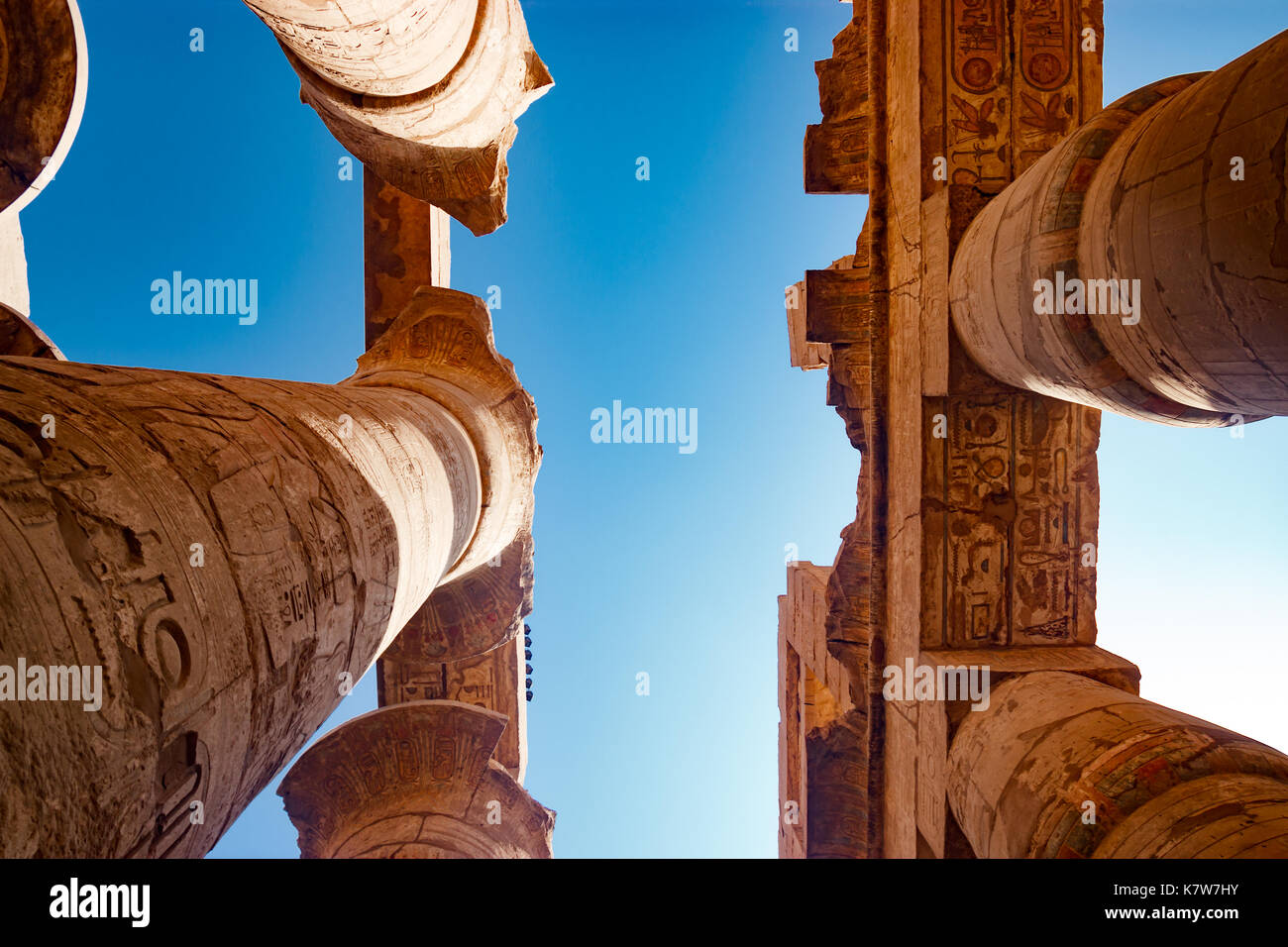 Columnas de jeroglíficos egipcios en Luxor, Egipto Foto de stock