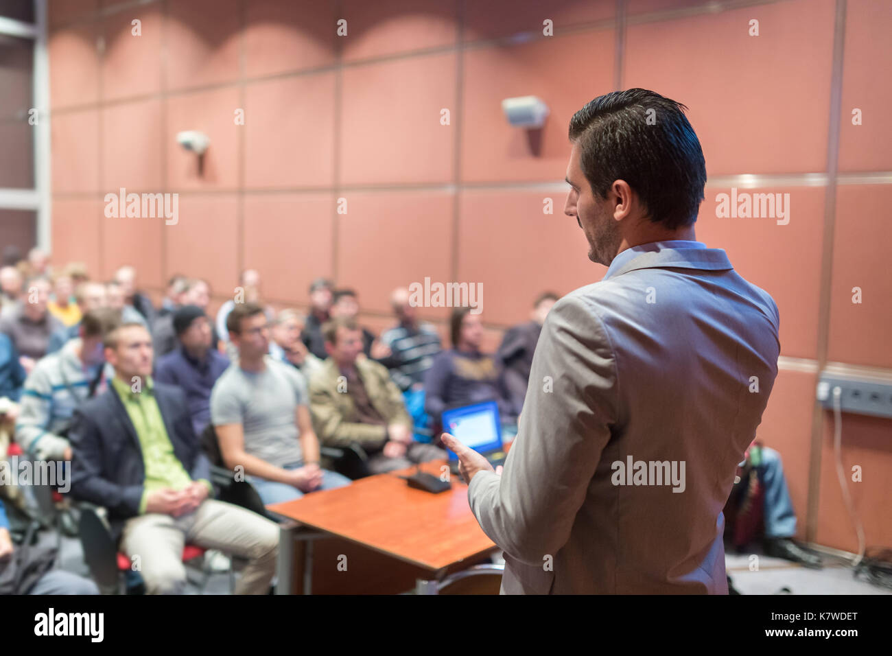 Altavoz público dando charla en evento de negocios. Foto de stock