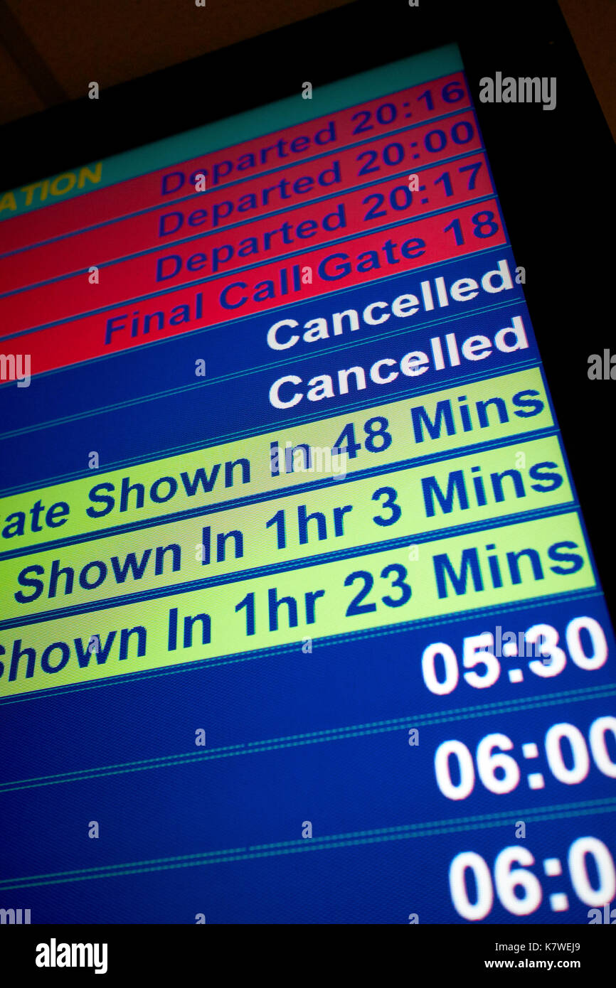 Pantalla que muestra información de vuelos del aeropuerto de últimas llamadas vuelos cancelados y gate información Foto de stock