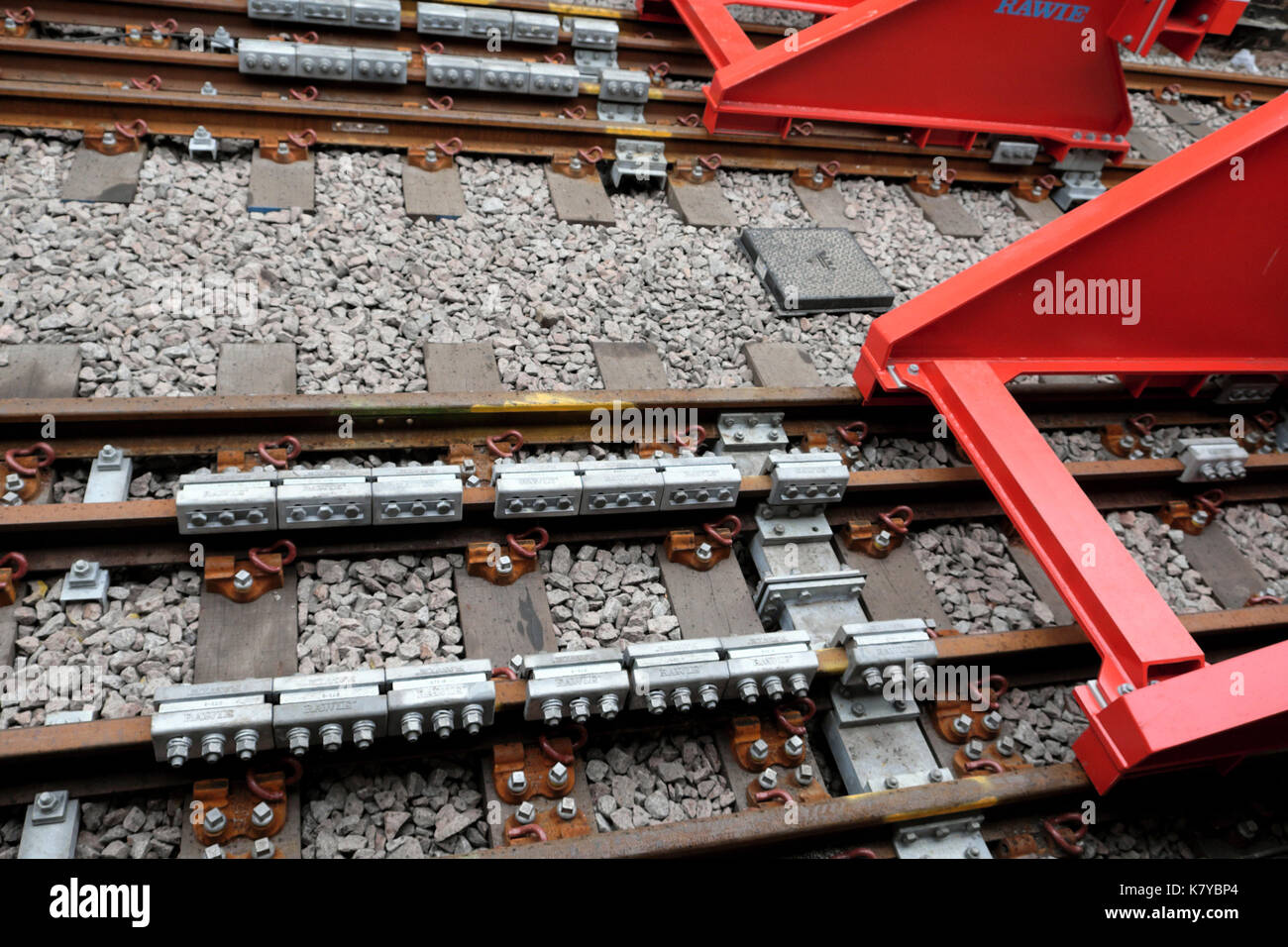 Los nuevos amortiguadores de fricción rojo sobre las vías de tren en la  estación de tren Swansea en el sur de Gales, Reino Unido KATHY DEWITT  Fotografía de stock - Alamy