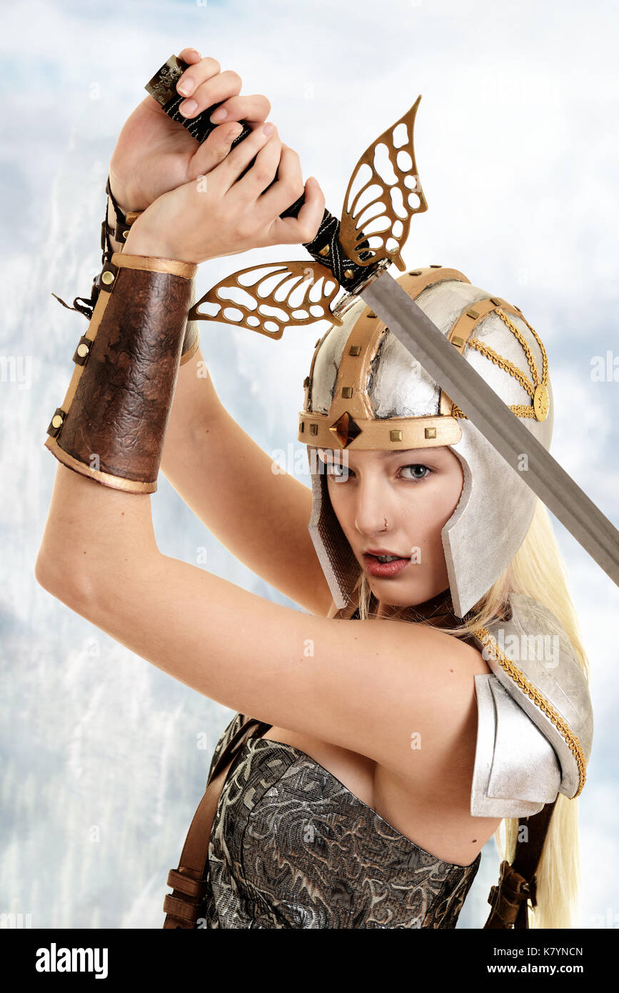 Closeup mujer guerrera con espada Fotografía de stock - Alamy