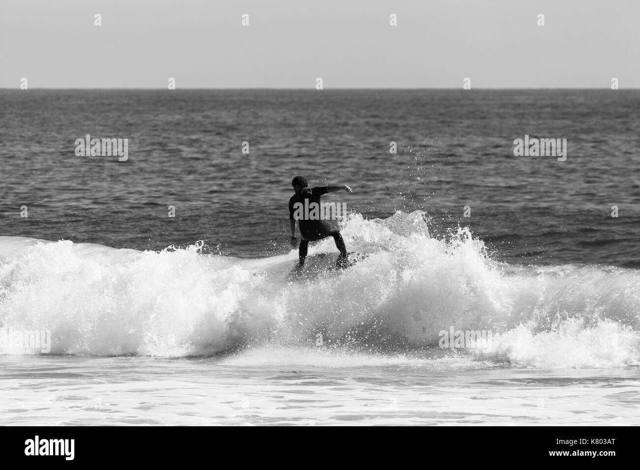 Mar girt, Nueva Jersey - 15 de septiembre de 2017: Los surfistas disfrutan de un día caluroso y soleado en el verano llega a su fin Foto de stock