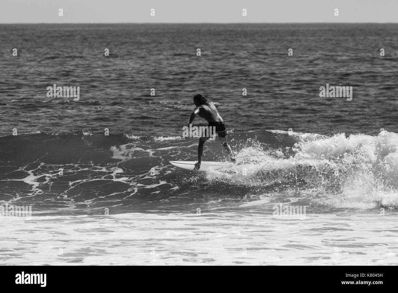 Mar girt, Nueva Jersey - 15 de septiembre de 2017: Los surfistas disfrutan de un día caluroso y soleado en el verano llega a su fin Foto de stock