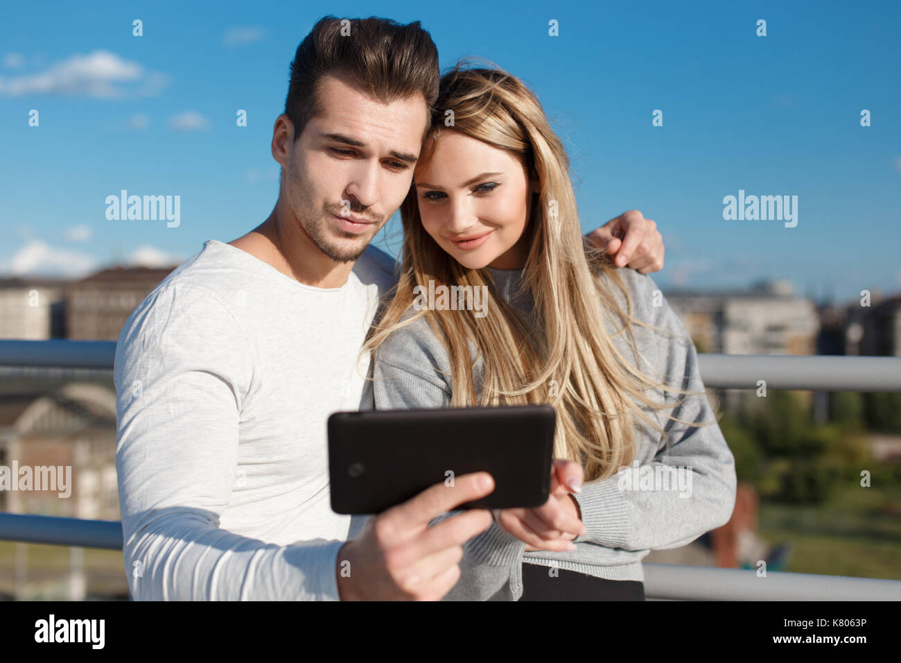 Pareja joven compras online por tablet, tecnología inalámbrica exterior Foto de stock