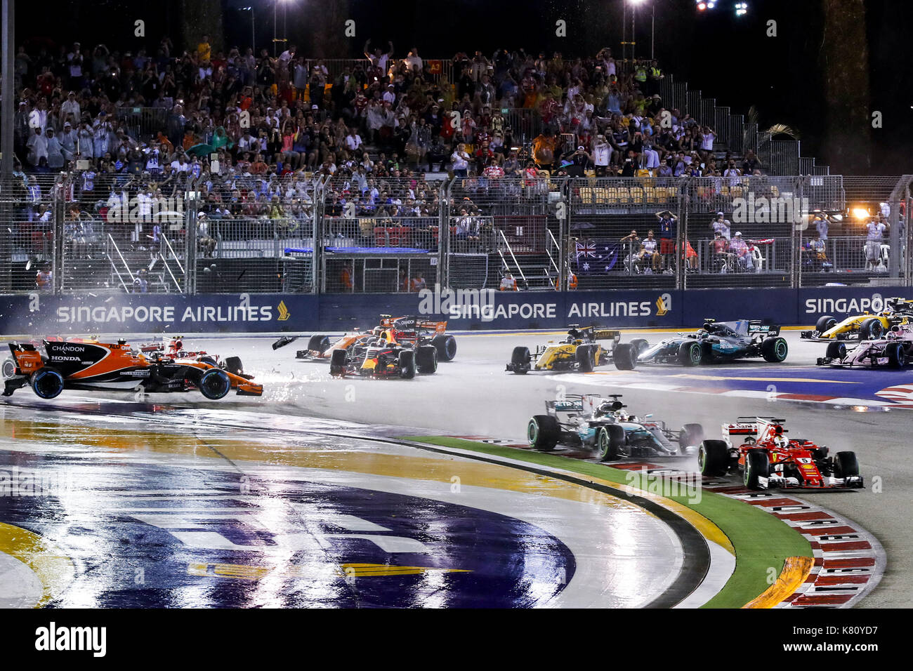 Singapur, Singapur. 17 de septiembre de 2017. Deportes de Motor: FIA Fórmula uno Campeonato Mundial 2017, Gran Premio de Singapur, Start, #5 Sebastian Vettel (GER, Scuderia Ferrari), #44 Lewis Hamilton (GBR, Mercedes AMG Petronas F1 Team), #14 Fernando Alonso (ESP, McLaren Honda), #33 Max Verstappen (NLD, Red Bull Racing), #7 Kimi Raikardo, Daniel Riccien (Scudercia) (AUS, Red Bull Racing), | Verwendung weltweit crédito: dpa/Alamy Live News Foto de stock