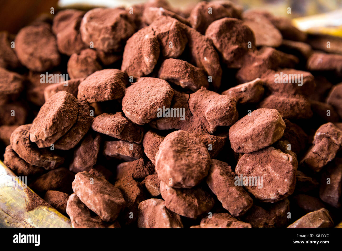 Cacao en polvo trufas (azúcares oscuro Cacao House, Londres, Reino Unido) Foto de stock