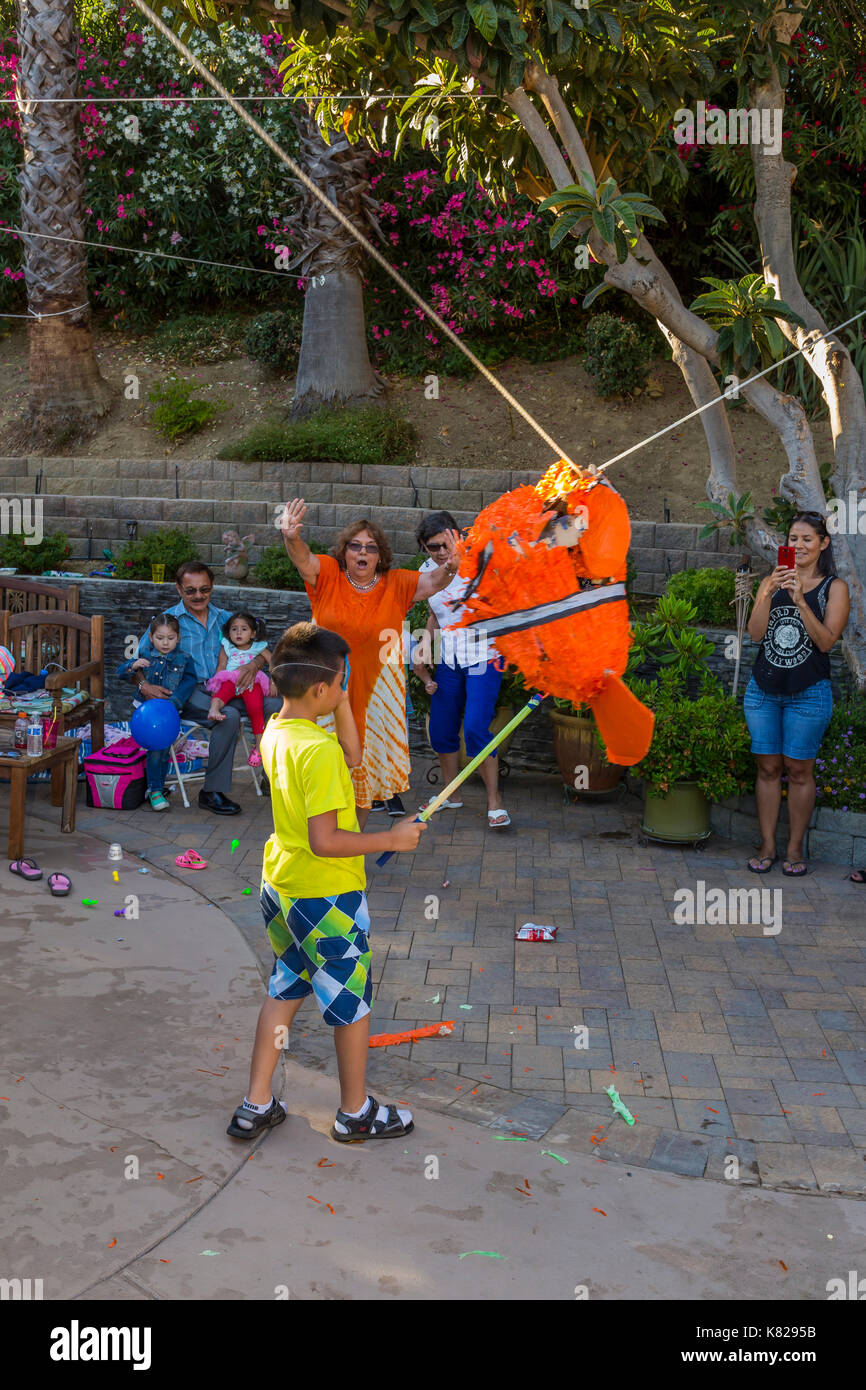 Niños Golpear Piñata En La Fiesta De Cumpleaños Fotos, retratos
