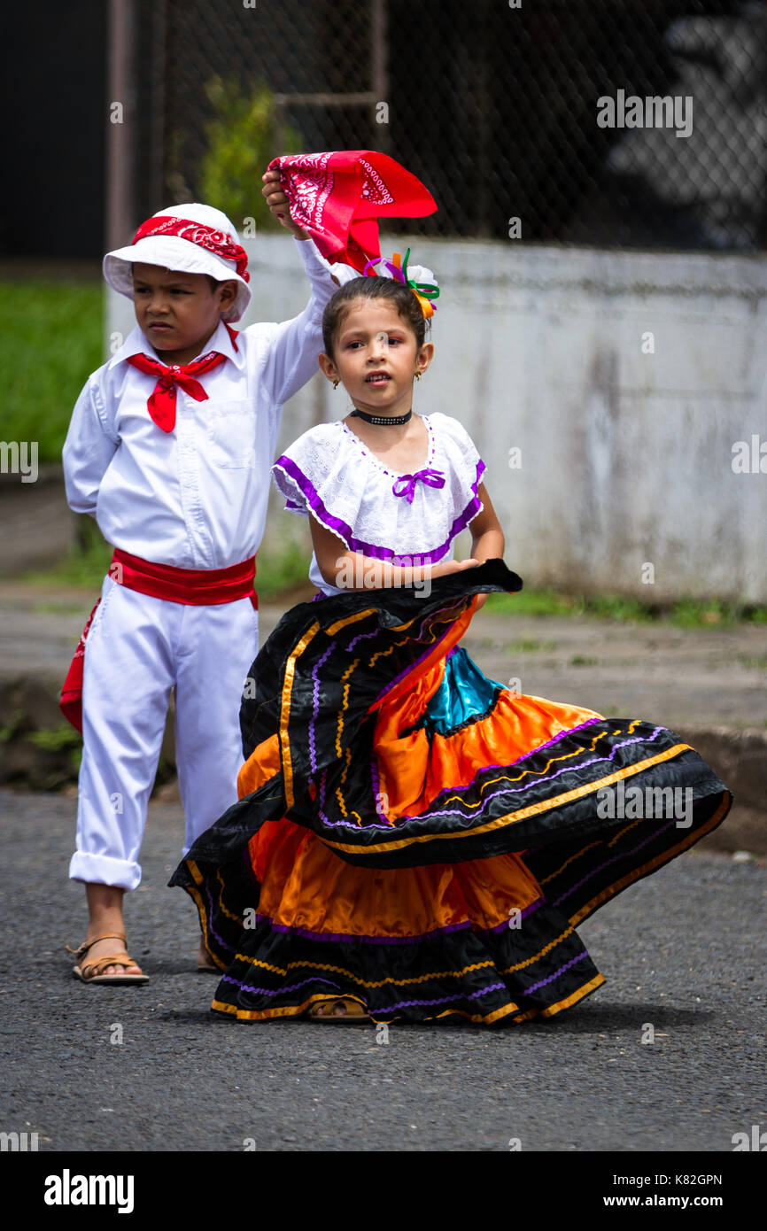 Nota Piñón Apellido Niños en traje campesino fotografías e imágenes de alta resolución - Alamy