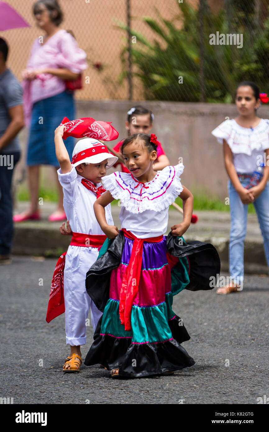 Tilarán, Costa Rica - 15 de septiembre : los niños celebrando el día de la independencia en costa rica con trajes tradicionales y bailando. Septiembre 15 201 Fotografía de stock - Alamy Tilarán, Costa Rica - 15 de septiembre : los niños celebrando el día de la independencia en costa rica con trajes tradicionales y bailando. Septiembre 15 201 Fotografía de stock - Alamy
