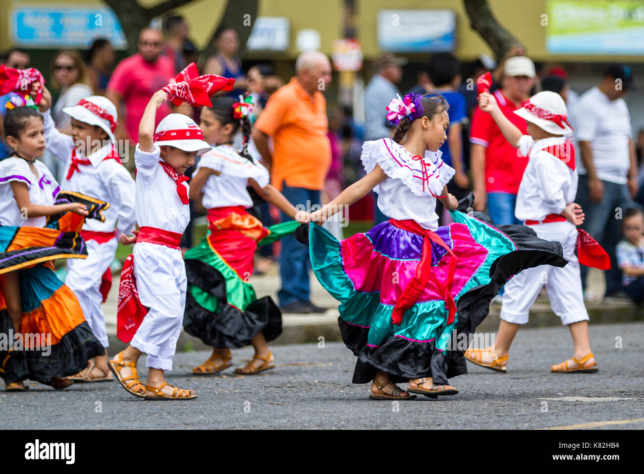 Tilarán, Costa Rica - 15 de septiembre : los niños celebrando el día de la independencia en costa rica con trajes tradicionales y bailando. Septiembre 15 201 Fotografía de stock - Alamy Tilarán, Costa Rica - 15 de septiembre : los niños celebrando el día de la independencia en costa rica con trajes tradicionales y bailando. Septiembre 15 201 Fotografía de stock - Alamy