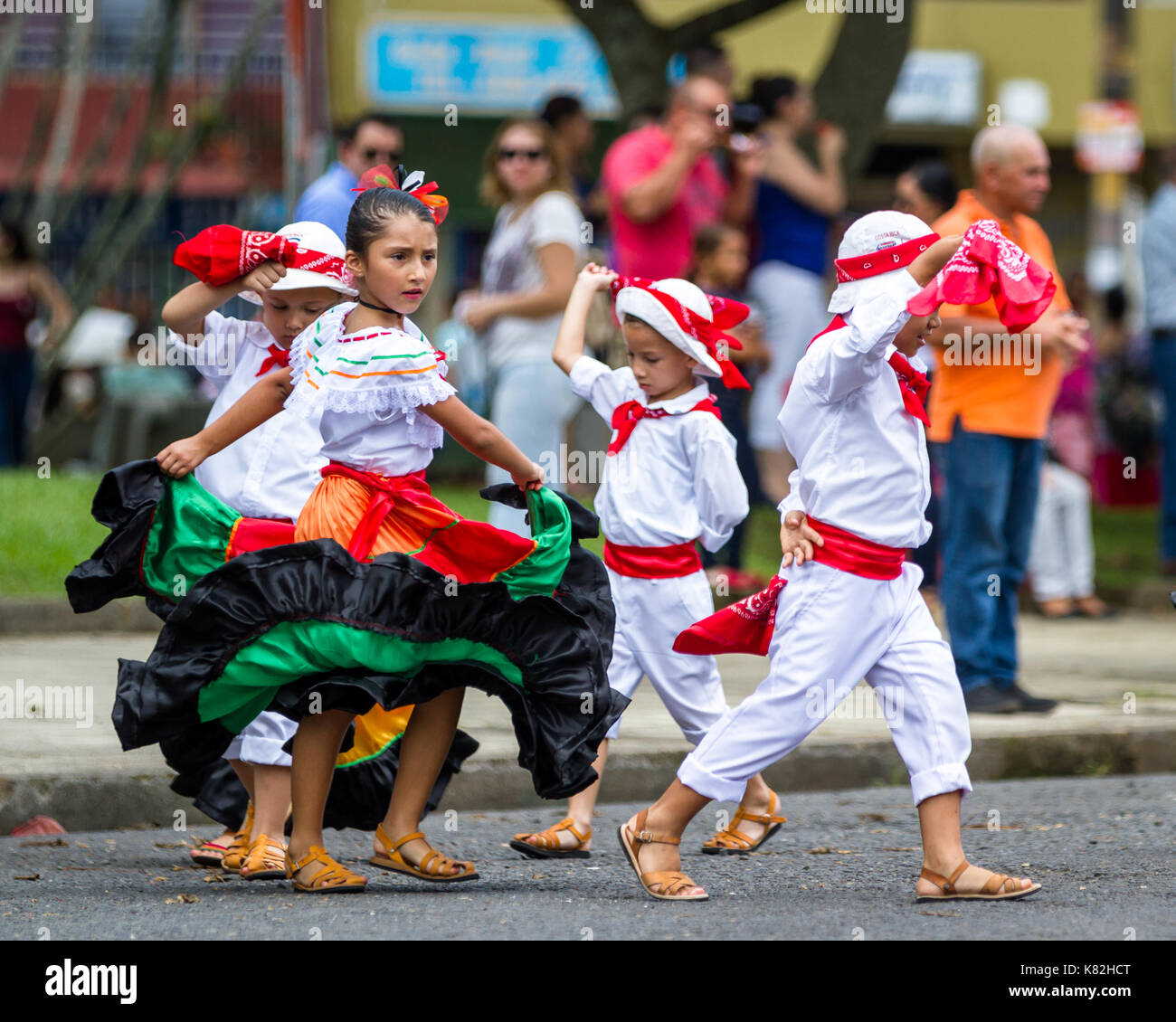 Tilarán, Costa Rica - 15 de septiembre : los niños celebrando el día de la  independencia en costa rica con trajes tradicionales y bailando. Septiembre  15 201 Fotografía de stock - Alamy