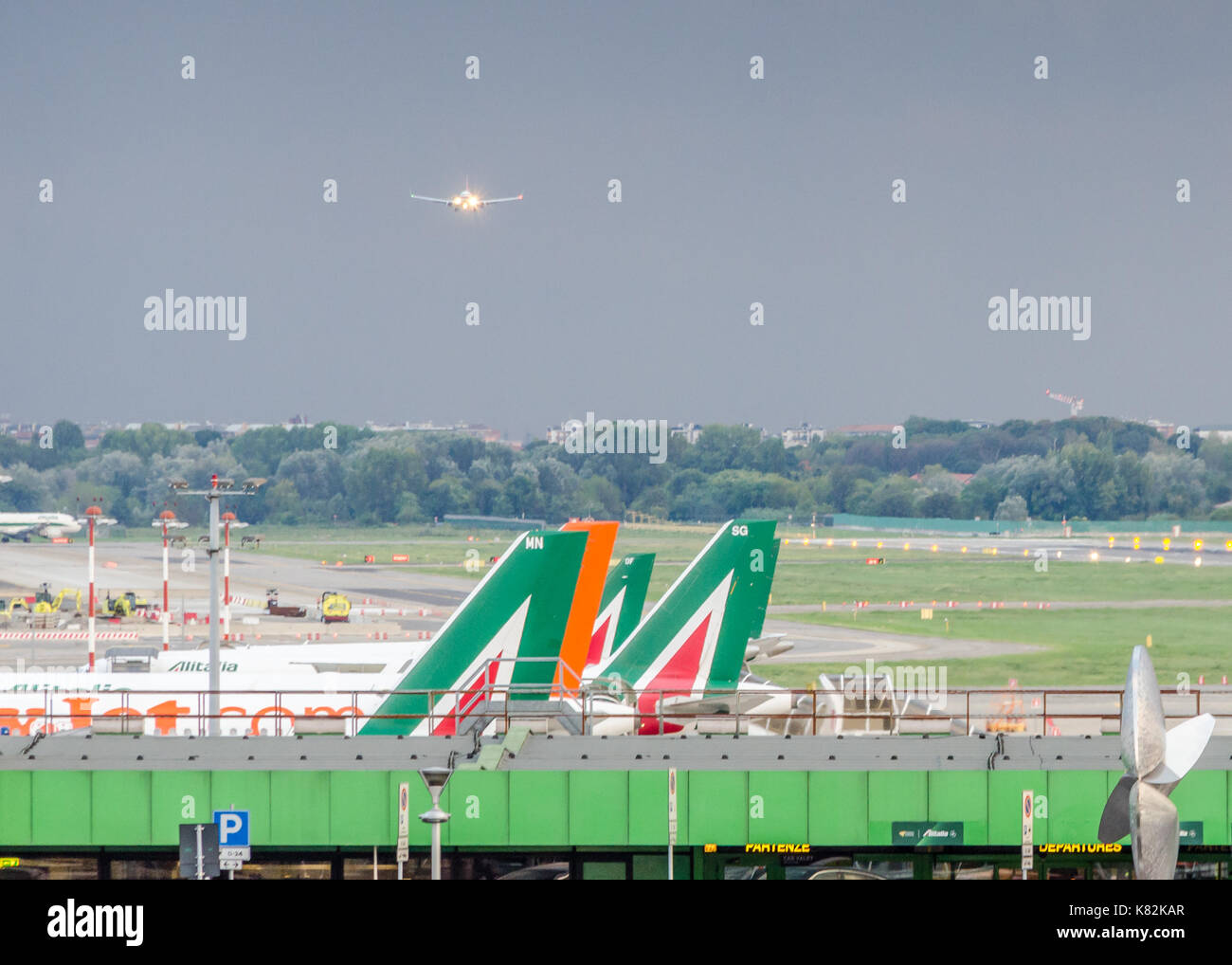 Entrada a Milan Linate, que presta servicios a corto y mediano rango destinos en Europa y es el hub de Alitalia Foto de stock