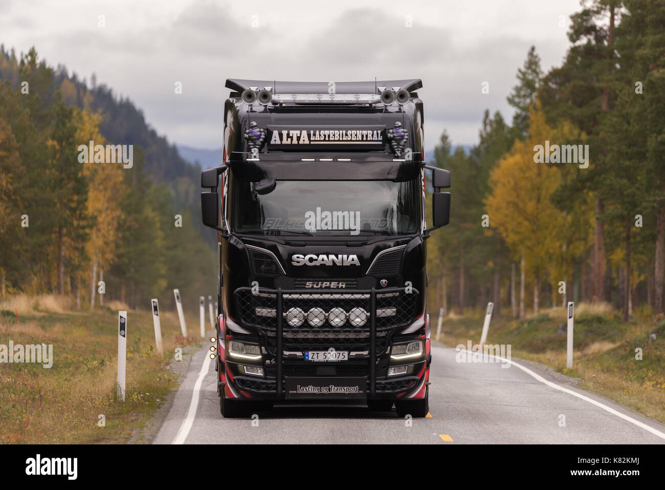 Europeos de camiones Scania negro conduce en una carretera en Alta Noruega  Fotografía de stock - Alamy