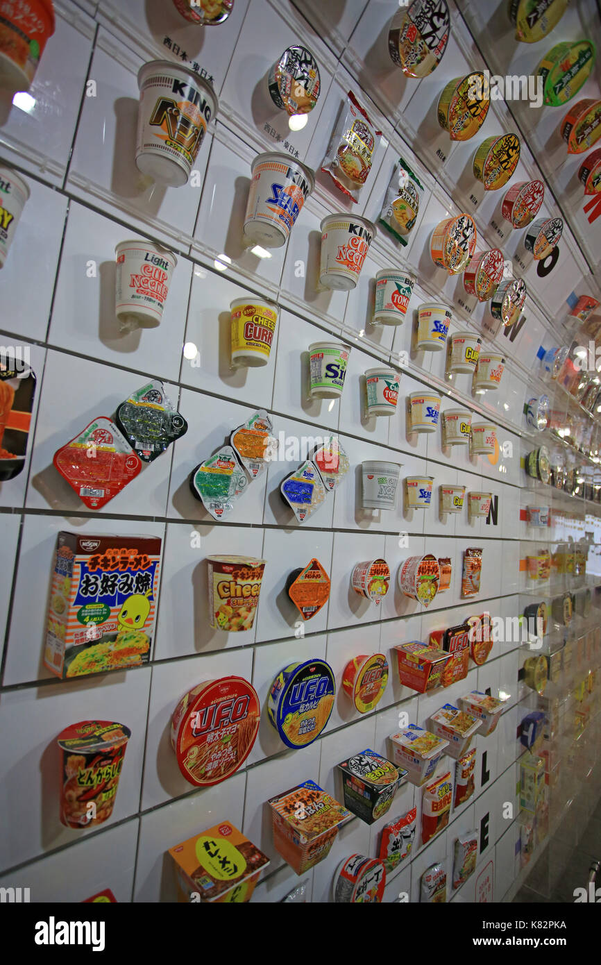 Taller de fideos ramen instantáneo museo en Osaka el 21 de octubre de 2014.Es un museo dedicado a la Taza de fideos y fideos instantáneos, así como su creat Foto de stock