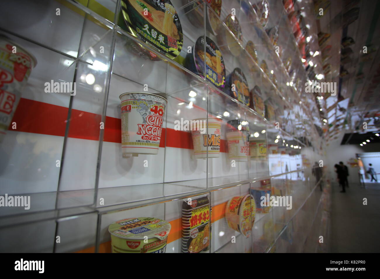 Taller de fideos ramen instantáneo museo en Osaka el 21 de octubre de 2014.Es un museo dedicado a la Taza de fideos y fideos instantáneos, así como su creat Foto de stock