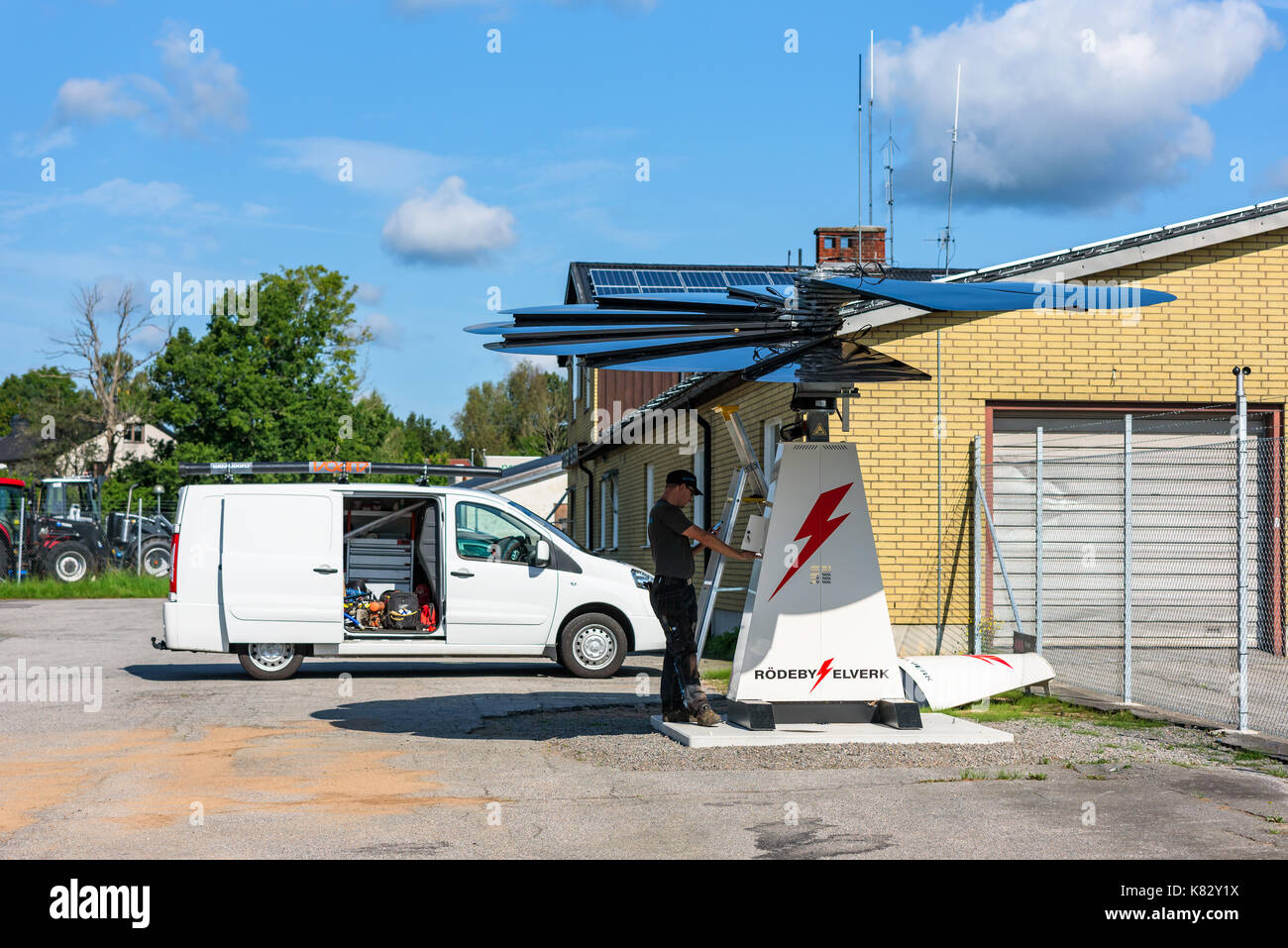 Karlskrona, Suecia - 28 de agosto de 2017: documental de la vida real de trabajo técnico sobre seguimiento solar smartflower estación de energía solar, ventiladores levantó por acc Foto de stock