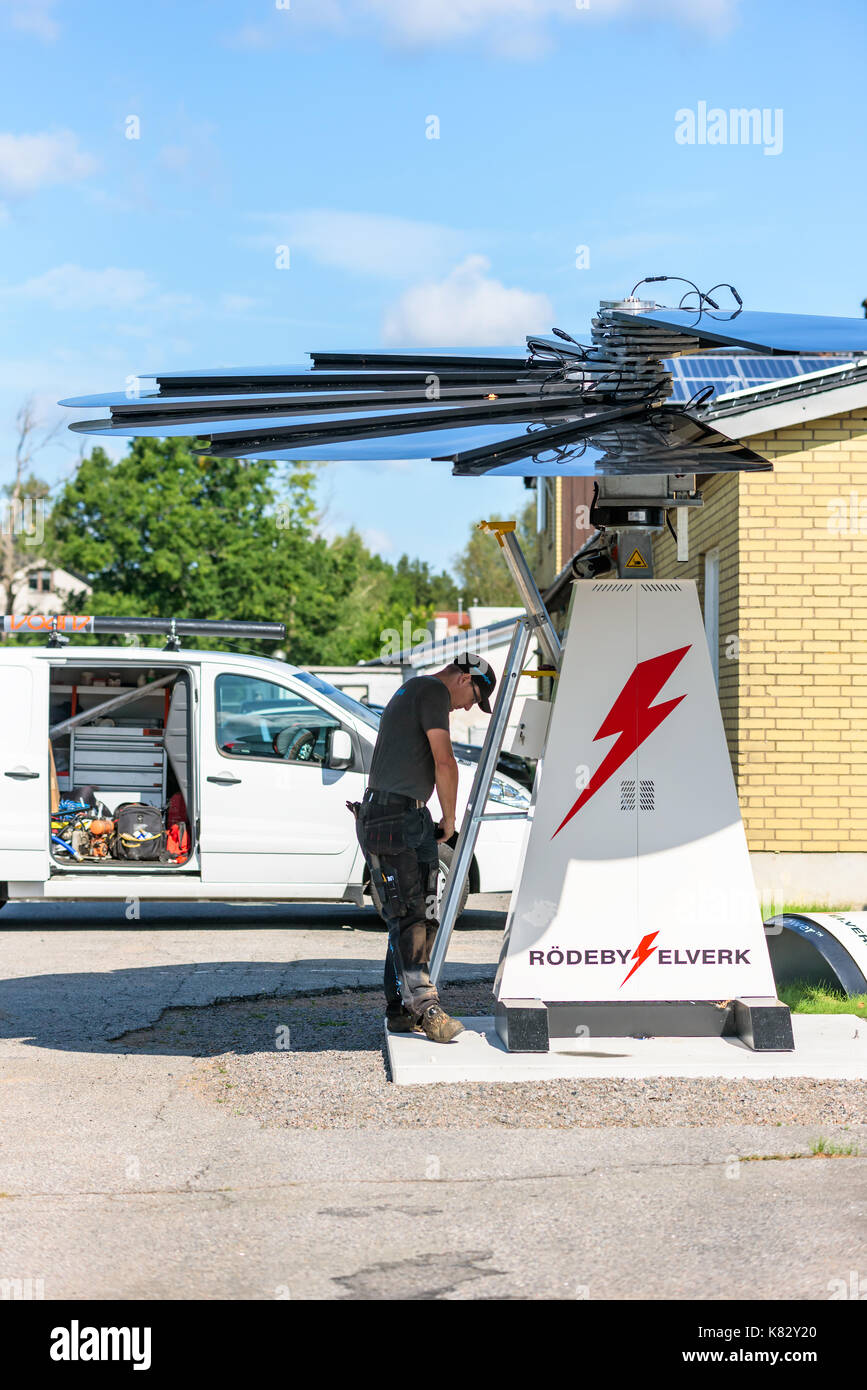Karlskrona, Suecia - 28 de agosto de 2017: documental de la vida real de trabajo técnico sobre seguimiento solar smartflower estación de energía solar, ventiladores levantó por acc Foto de stock