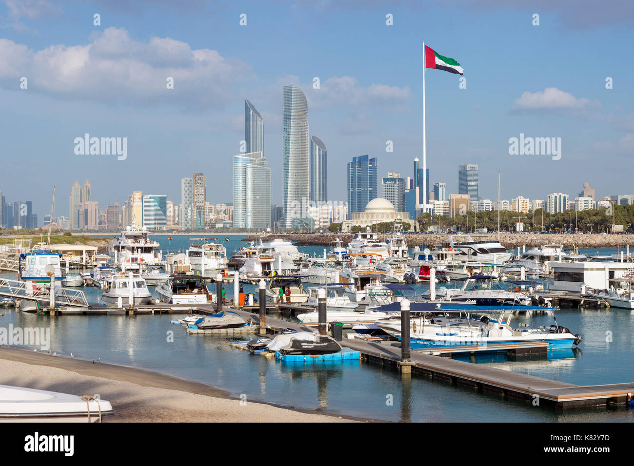 Ciudad moderna y a la Marina, en Abu Dhabi, Emiratos Árabes Unidos, EAU Foto de stock