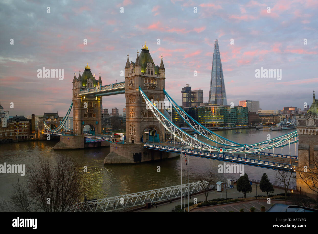 El Tower Bridge y el Shard en Londres, Reino Unido. El Shard en 310m o más de 1000 pies de altura, es el edificio más alto de Europa Foto de stock