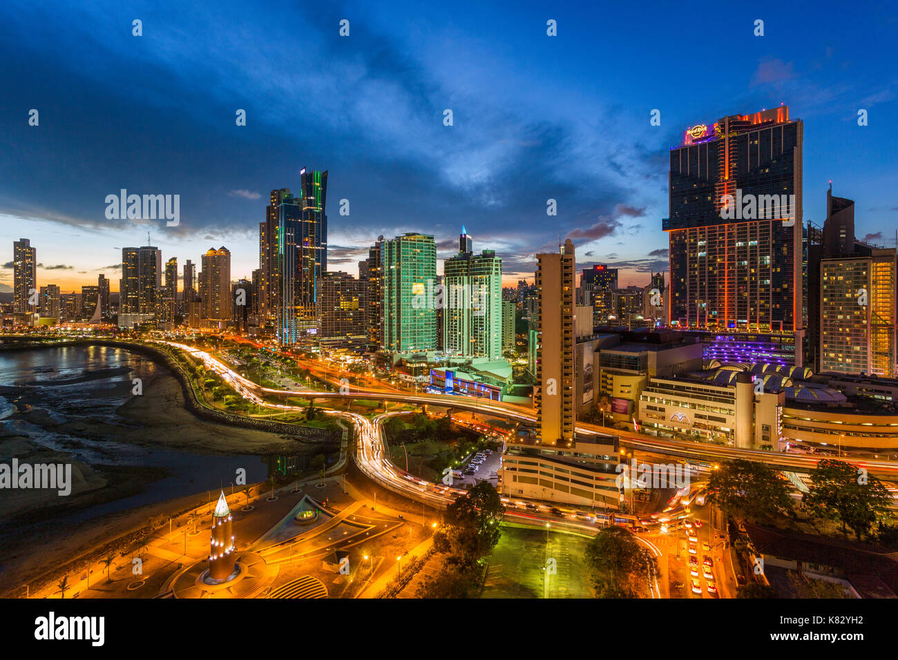 La ciudad iluminada al anochecer, la Ciudad de Panamá, Panamá, América Central Foto de stock