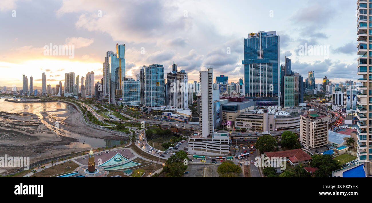 El horizonte de la ciudad, Ciudad de Panamá, Panamá, América Central Foto de stock
