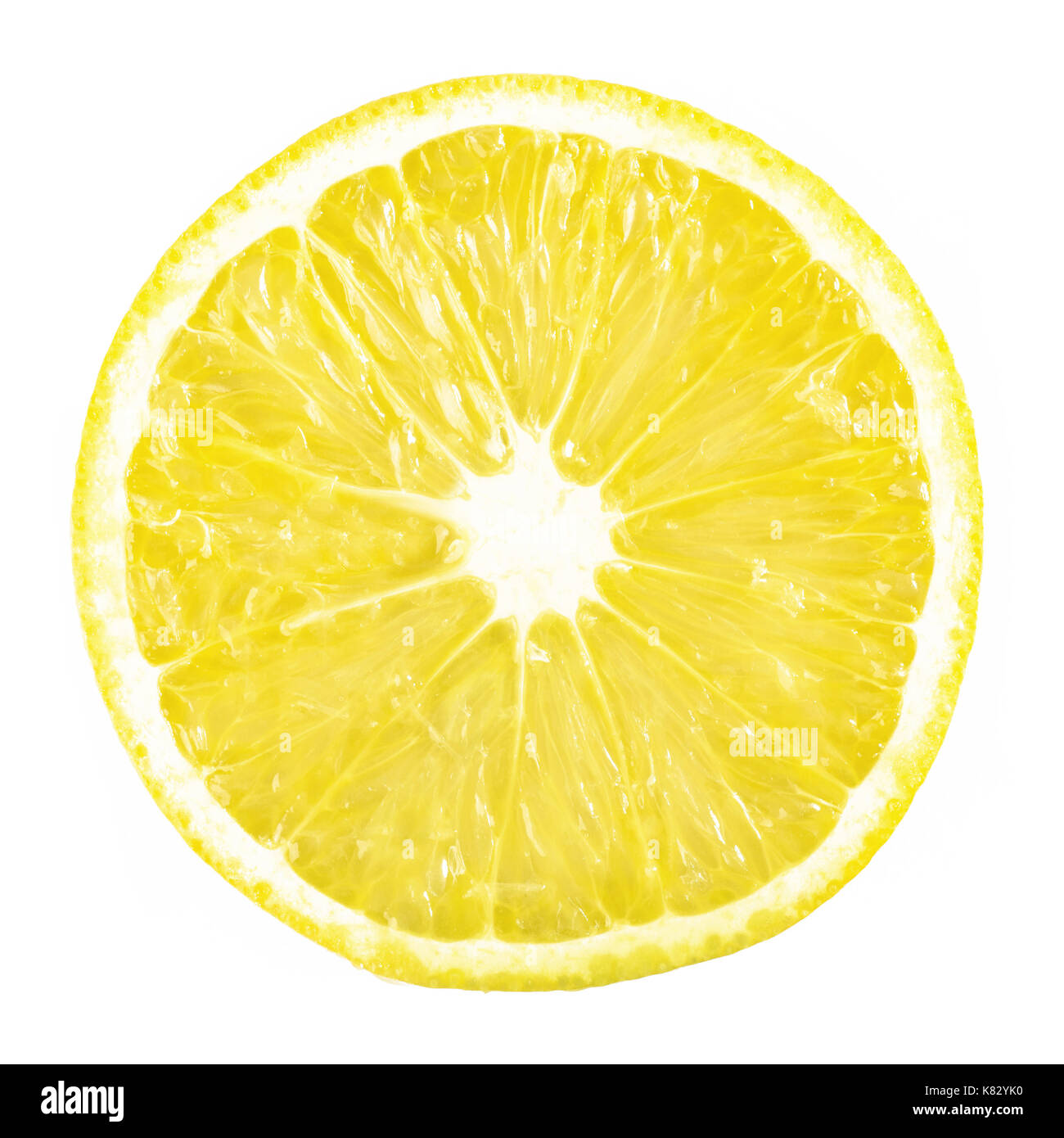 Rodaja de limón maduro de cítricos en un fondo blanco. Foto de stock