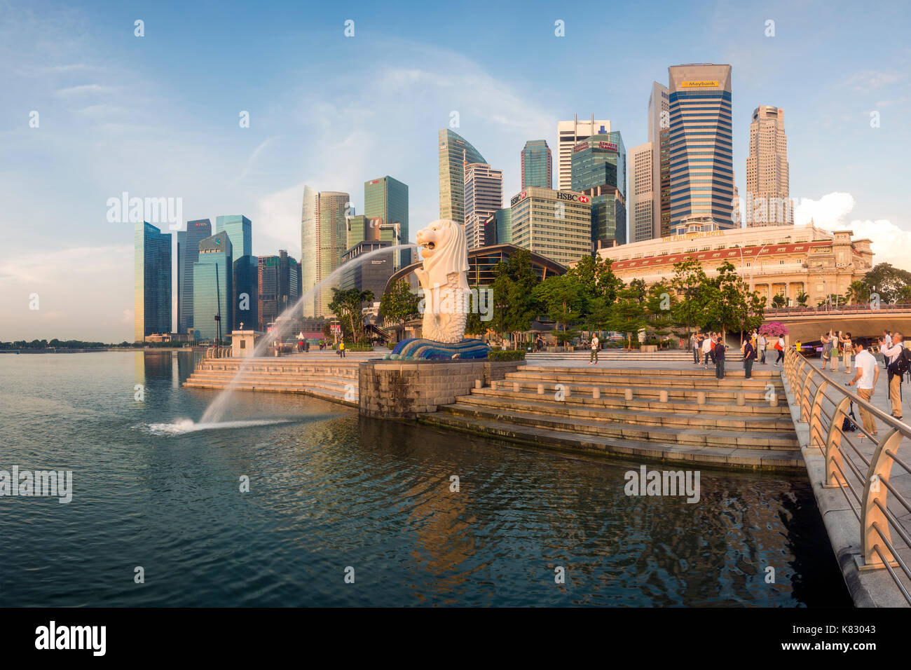 La estatua Merlion con el perfil de la ciudad de fondo, Marina Bay, Singapur, Sudeste de Asia Foto de stock