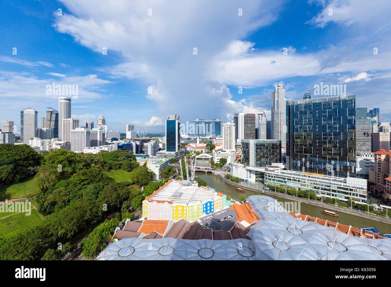 Vista elevada sobre el horizonte de la ciudad y restaurantes junto al río en el distrito de entretenimientos de Clarke Quay, Singapur, Sudeste de Asia Foto de stock