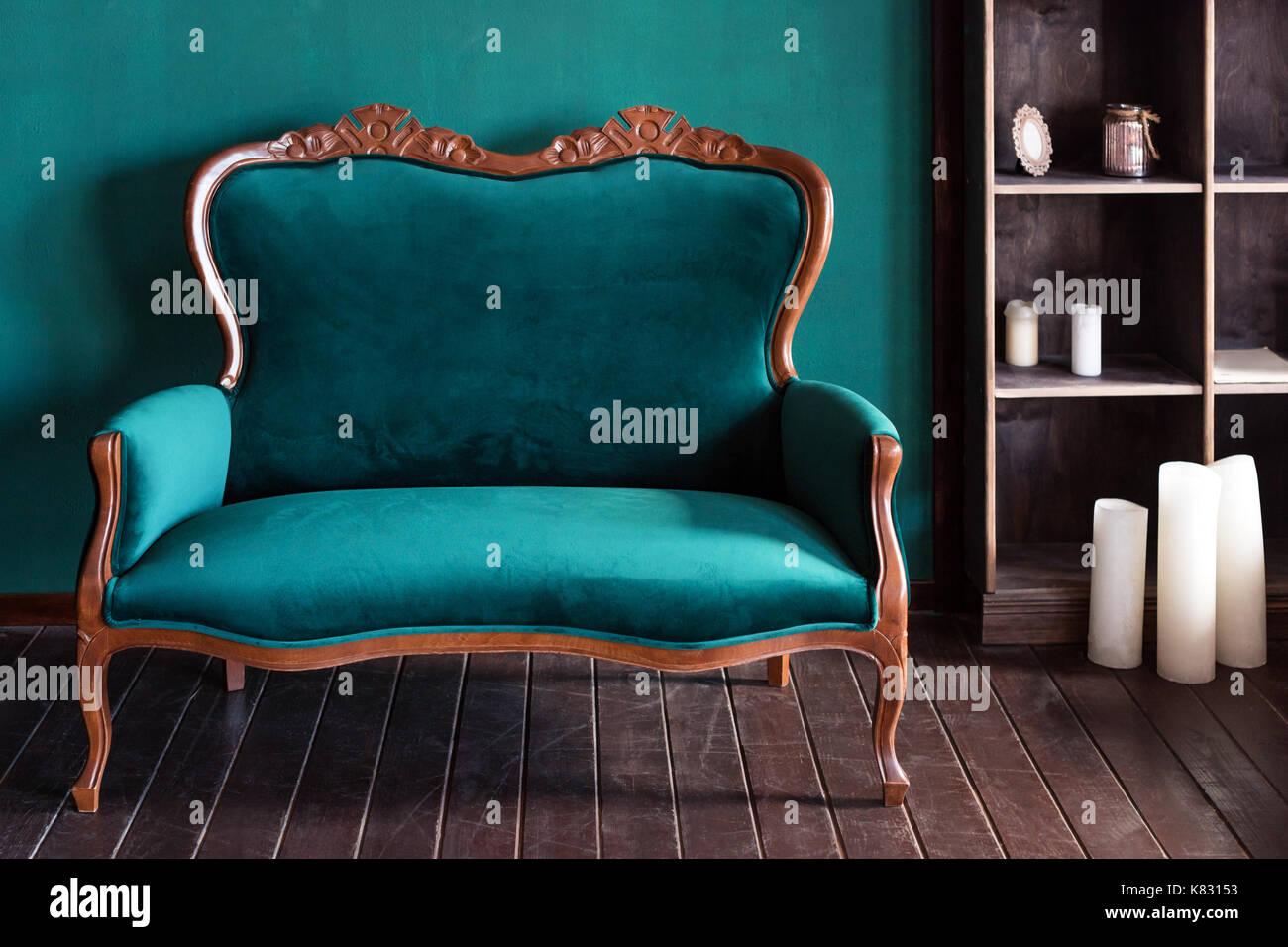 Antiguo madera sofá cama en la sala de estilo vintage clásico sillón  Fotografía de stock - Alamy