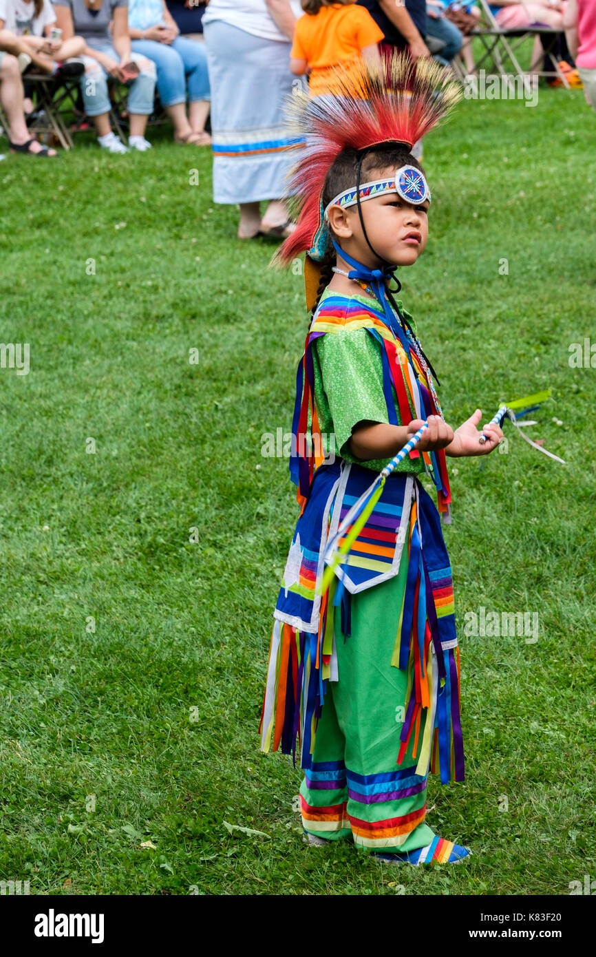 Canadá indígena, nativo canadiense Primeras Naciones niño vestido de lujo regalia, Pow Wow reunión y competencia de baile, Londres, Ontario, Canadá Foto de stock