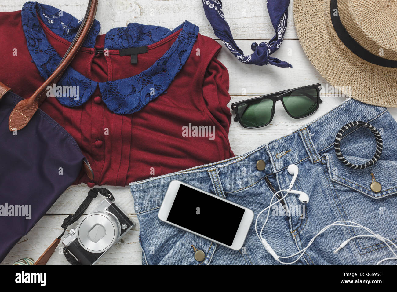 Vista superior de la mujer ropa accesorios para viajar con concepto de fondo.elementos esenciales para viajeros jóvenes adultos o preparar a holid Fotografía de stock - Alamy