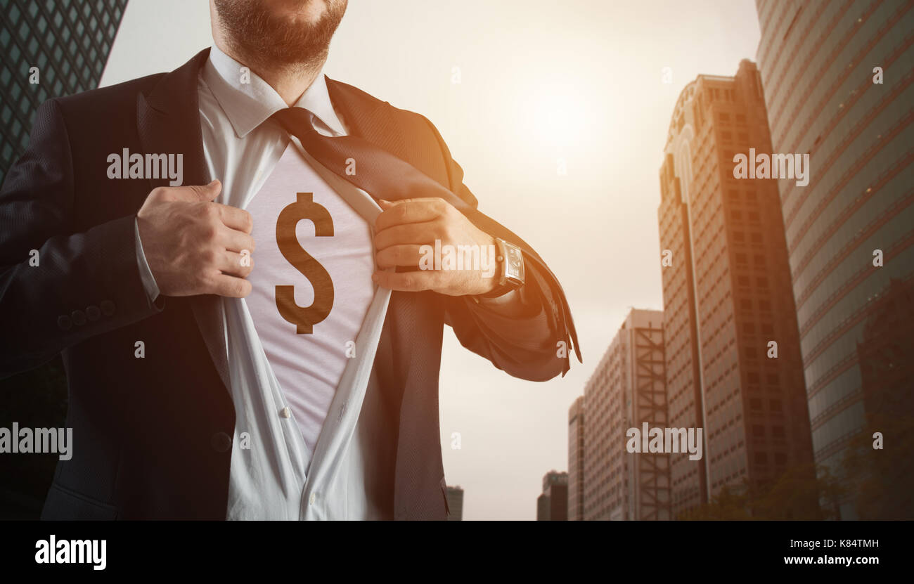 Concepto de inversión financiera internacional exitosa con la persona de negocios que muestra el signo del dólar sobre su pecho Foto de stock