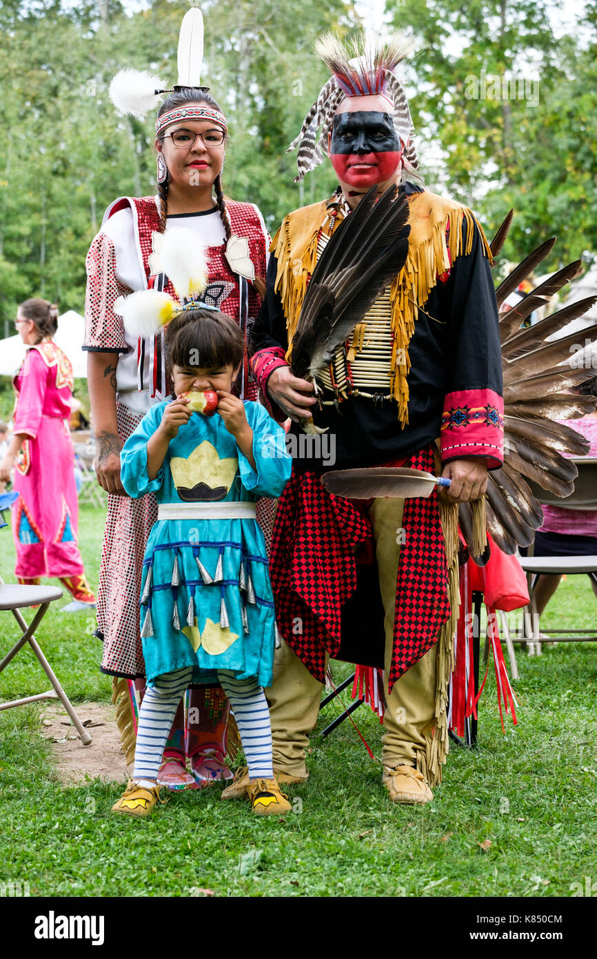 Familia canadiense indígena de las Primeras Naciones posando para un retrato usando regalia aborigen durante una reunión de Pow Wow, Londres, Ontario, Canadá Foto de stock