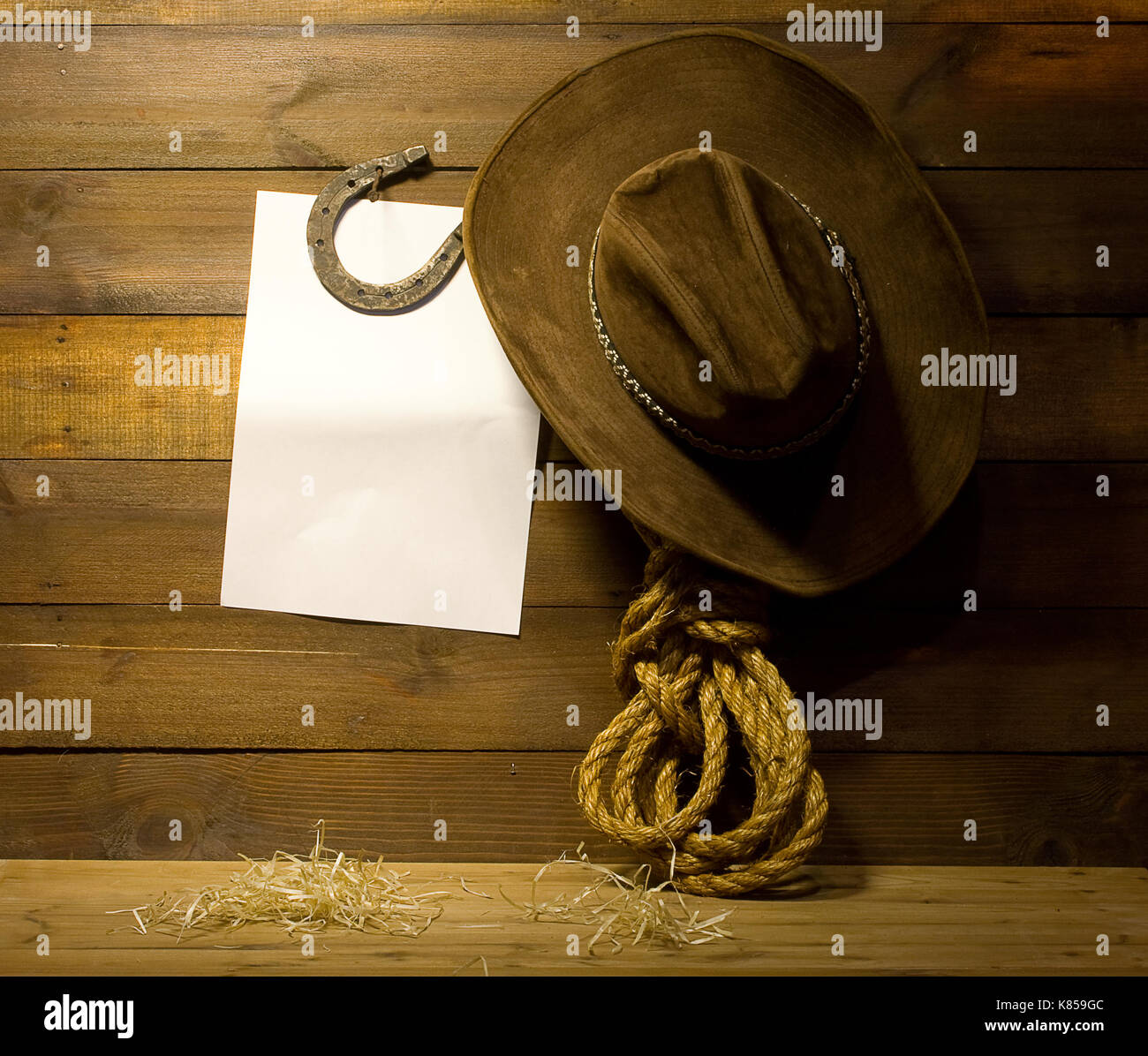 vaqueros colgados en la pared del rancho de madera antigua y de fondo para el texto en Fotografía de stock - Alamy