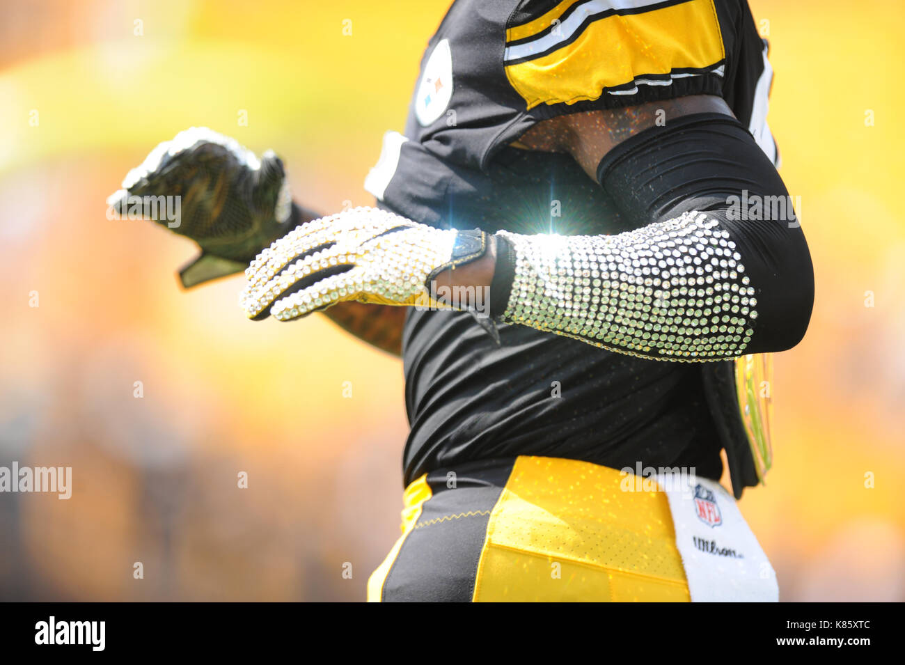 Pittsburgh, PA, USA. 17 Sep, 2017. Le'Veon Bell (26) vistiendo su chispa  guantes en pregame antes de los Pittsburgh Steelers vs Minnesota Vikings  juego en Heinz Field en Pittsburgh, PA. Jason Pohuski/CSM/Alamy