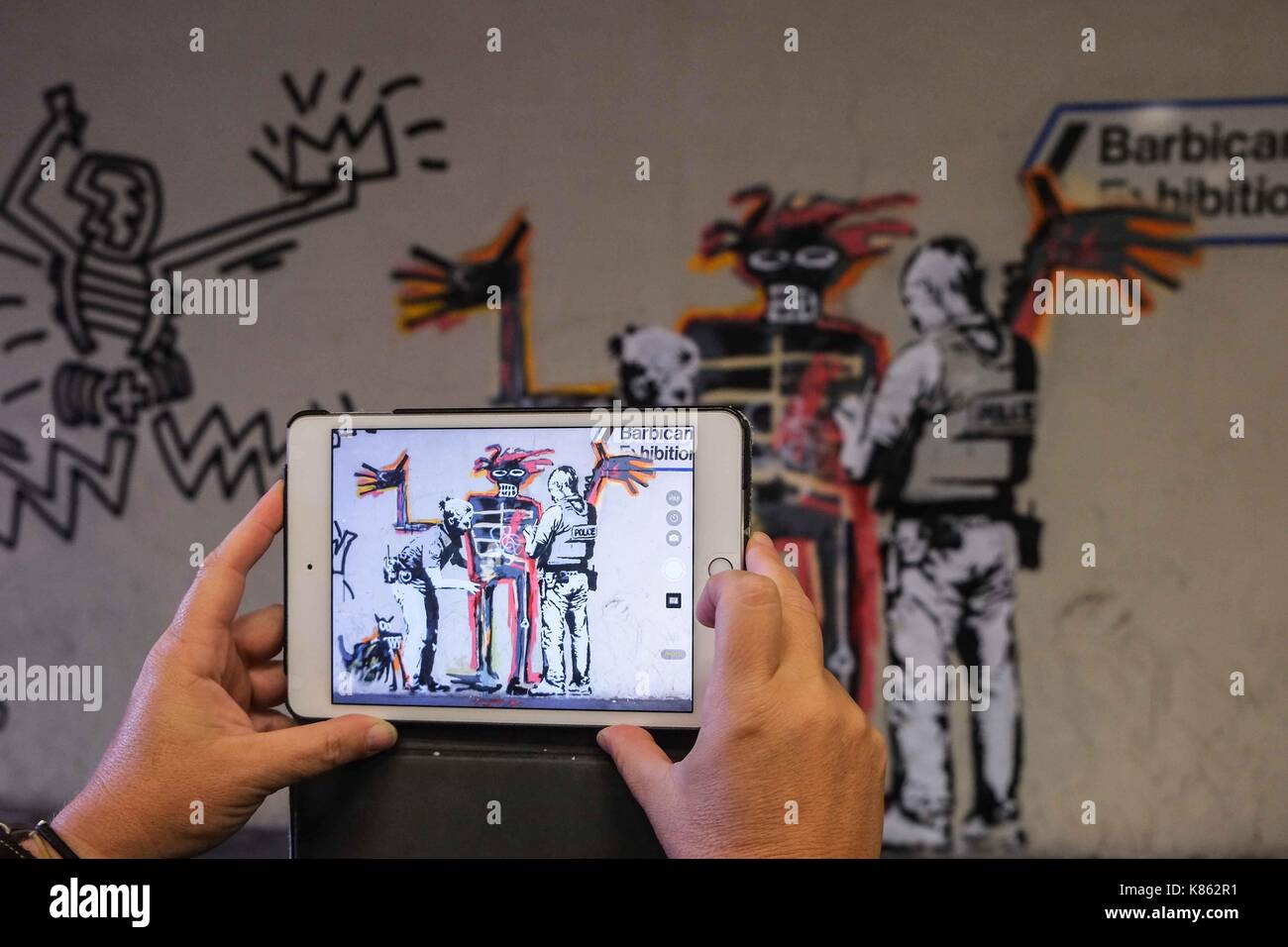 Londres, Reino Unido. 18 Sep, 2017. Nuevos murales del artista de graffiti Banksy visto en una pared cerca del Centro Barbican en Londres.La labor marcar la apertura de una exposición de un artista de graffiti de Nueva York se convirtió pintor Jean-Michel Basquiat. Crédito: Claire doherty/Alamy Live News Foto de stock