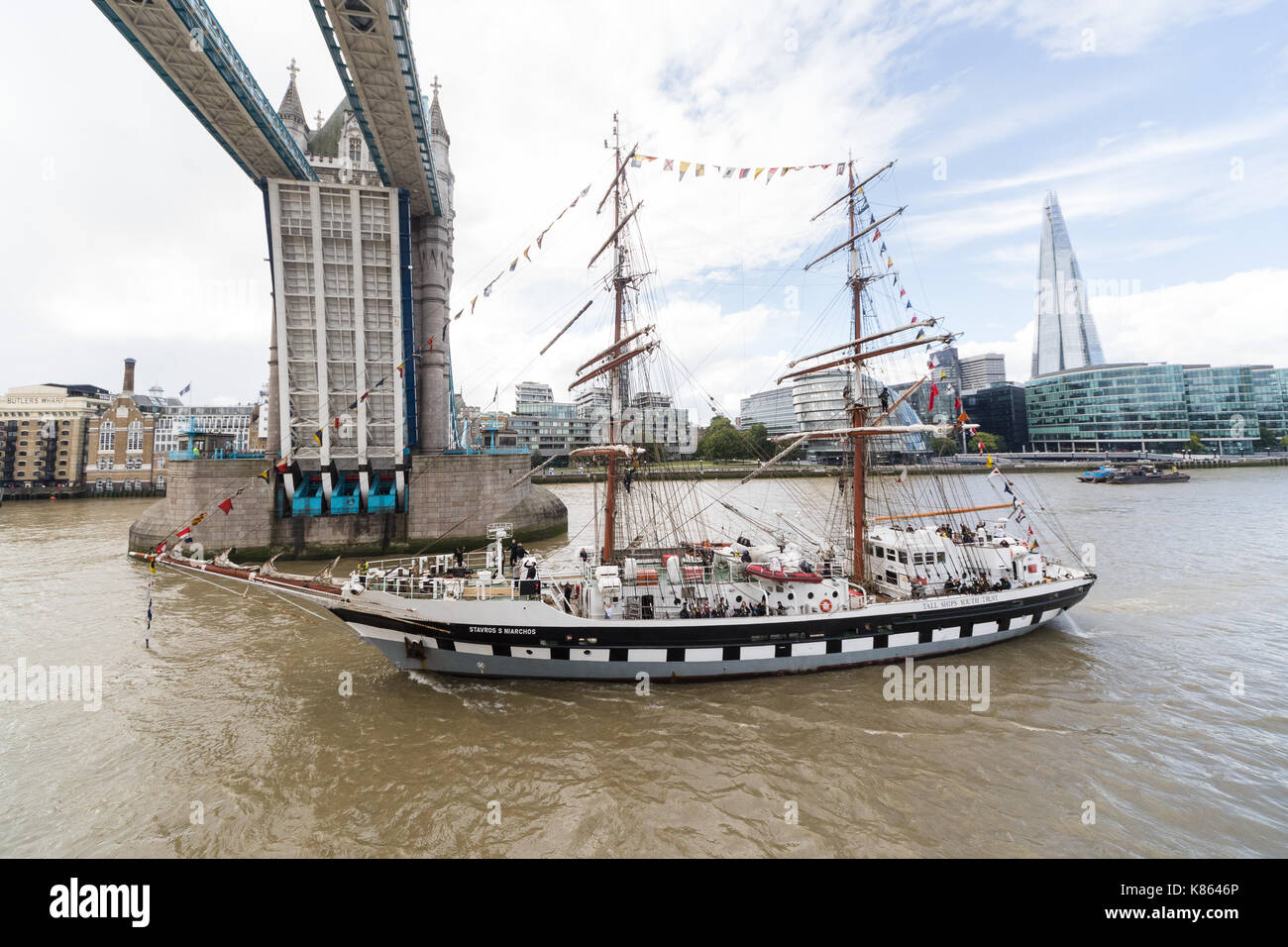 Londres, Reino Unido. 18 sep, 2017. El s stavros niarchos, operado por la tall ships youth trust (tsyt) con jóvenes estudiantes a bordo navega bajo el puente de la torre sobre lo que podría ser su última visita porque ella ya ha sido puesta a la venta. s stavros niarchos está diseñado principalmente para dar a los jóvenes la oportunidad de emprender viajes como edificio de carácter ejercicios. Crédito: vickie flores/alamy live news Foto de stock