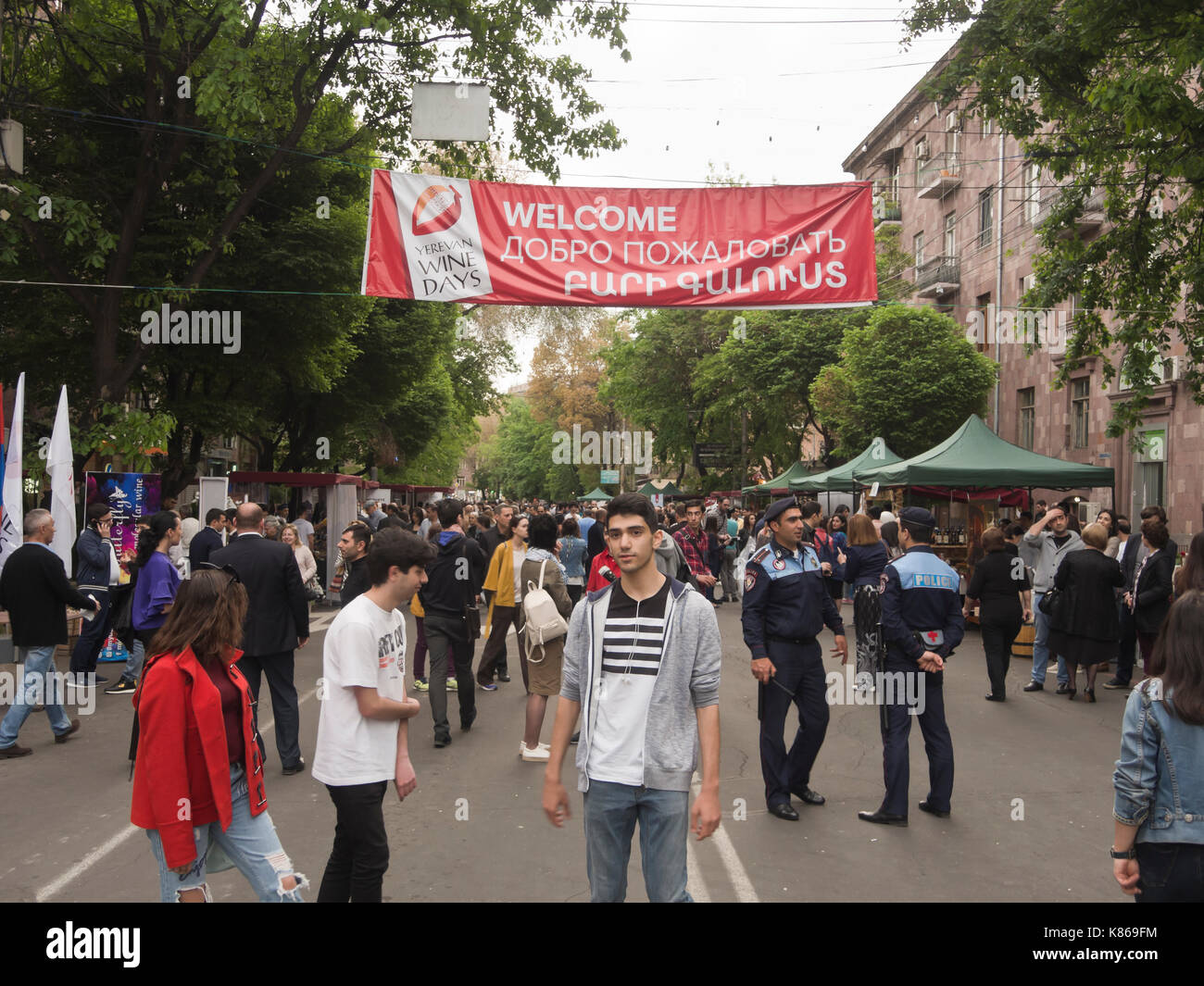 Ereván días vino 2017, un evento anual en la capital de Armenia, promoción y degustación de varias marcas locales en una concurrida calle Foto de stock