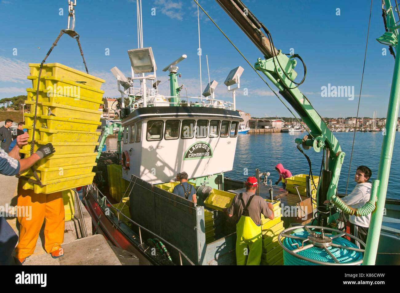 Barcos de pesca descargando cajas de peces, Camarinas, provincia de la Coruña, Región de Galicia, España, Europa Foto de stock