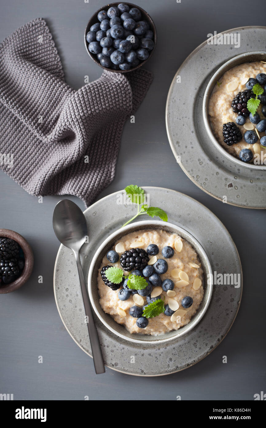 Desayuno saludable cortar acero gachas de avena con blueberry blackberry Foto de stock