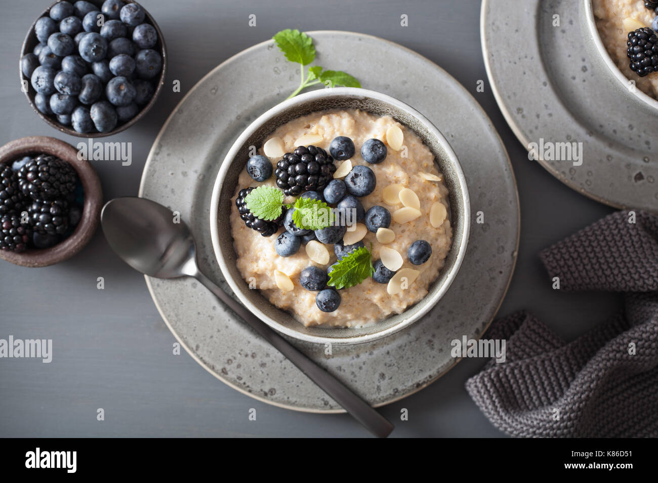 Desayuno saludable cortar acero gachas de avena con blueberry blackberry Foto de stock