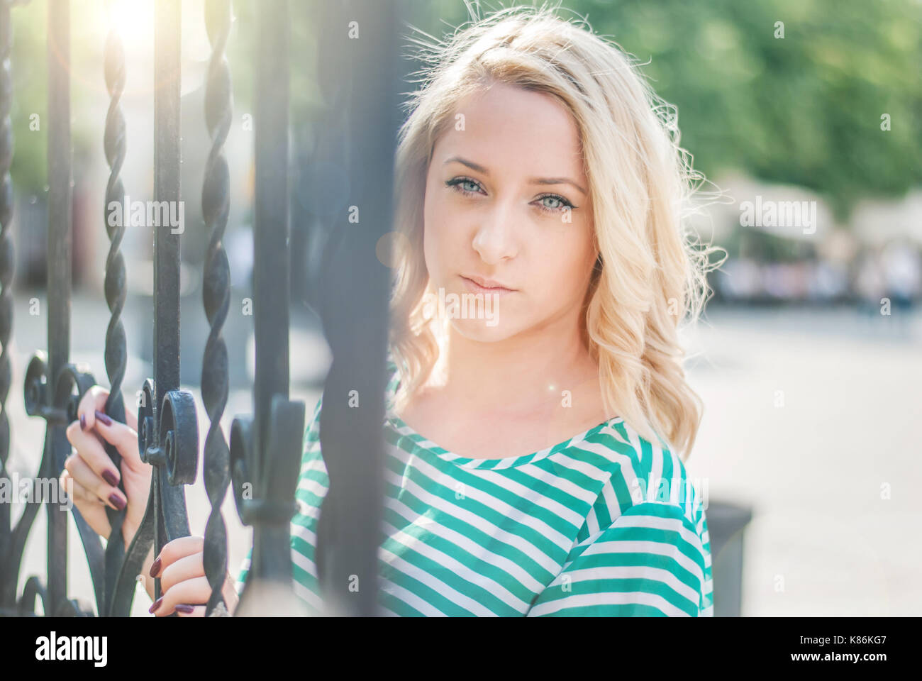 Mujer joven en un entorno urbano, y el parque de la ciudad. Foto de stock