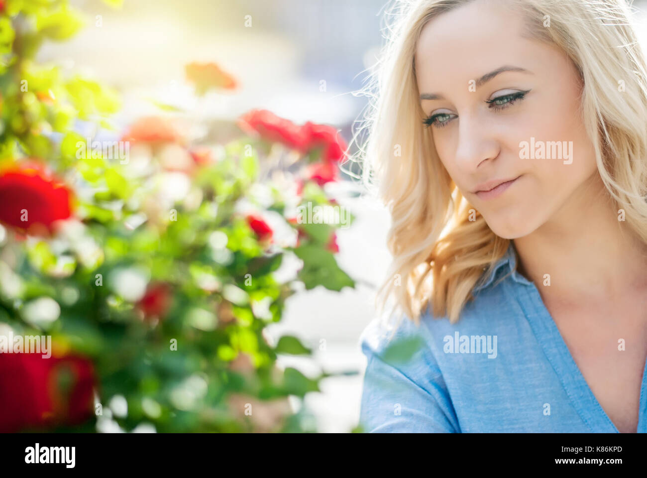 Mujer joven en un entorno urbano, y el parque de la ciudad. Foto de stock