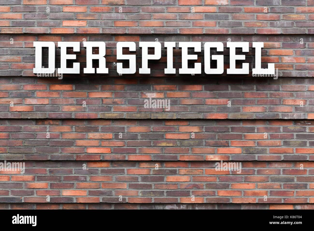 Hamburgo, Alemania - Julio 20, 2017: Der Spiegel logotipo sobre una pared. Der Spiegel es una revista semanal de noticias alemán en Hamburgo, Alemania. Foto de stock