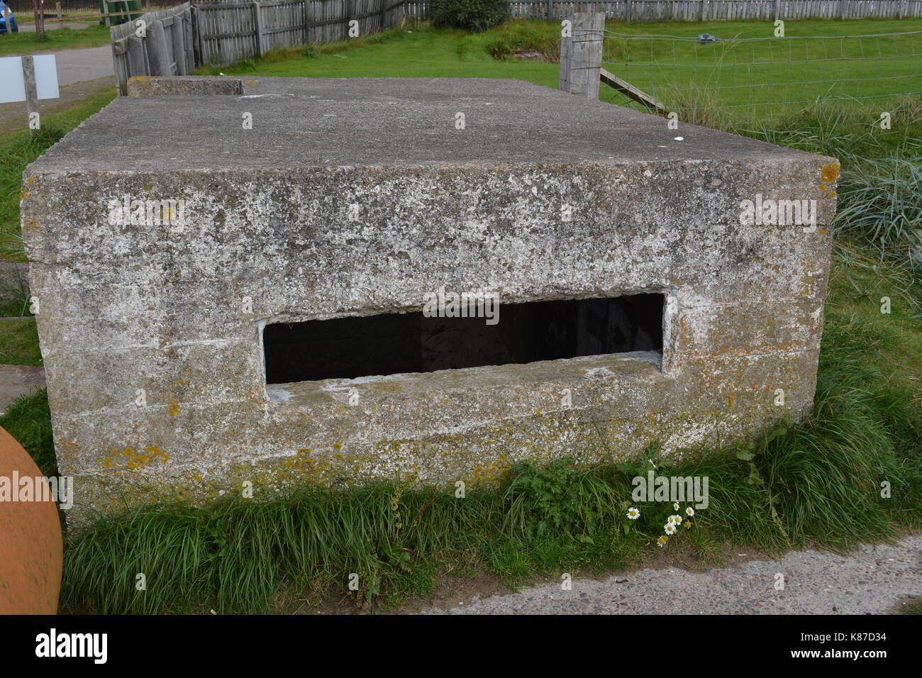 La II Guerra Mundial bunker de hormigón armado pildorero pastillero armament mirando al mar justo fuera de la playa cromarty firth en Escocia Foto de stock