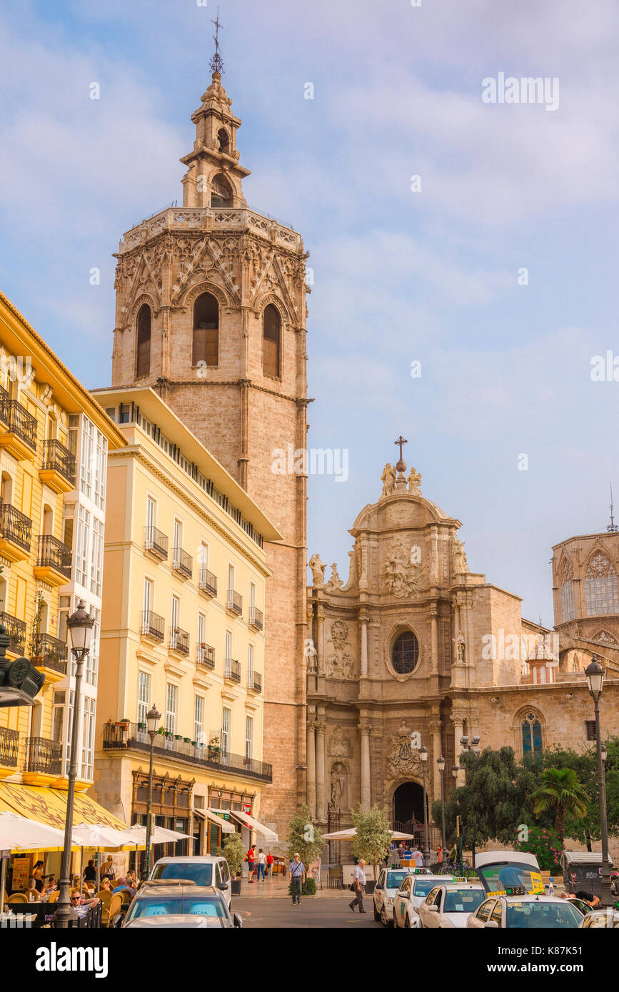 Valencia España, vista de la plaza de la reina en el centro histórico de Valencia, con la catedral (catedral) y la Torre Miguelete en su lado norte Foto de stock